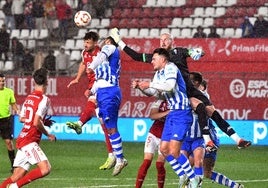 Jaume Valens, portero del Alcoyano, sale en uno de los centros del Real Murcia al área.