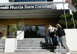 Turistas entrando al hotel Siete Coronas, el año pasado.