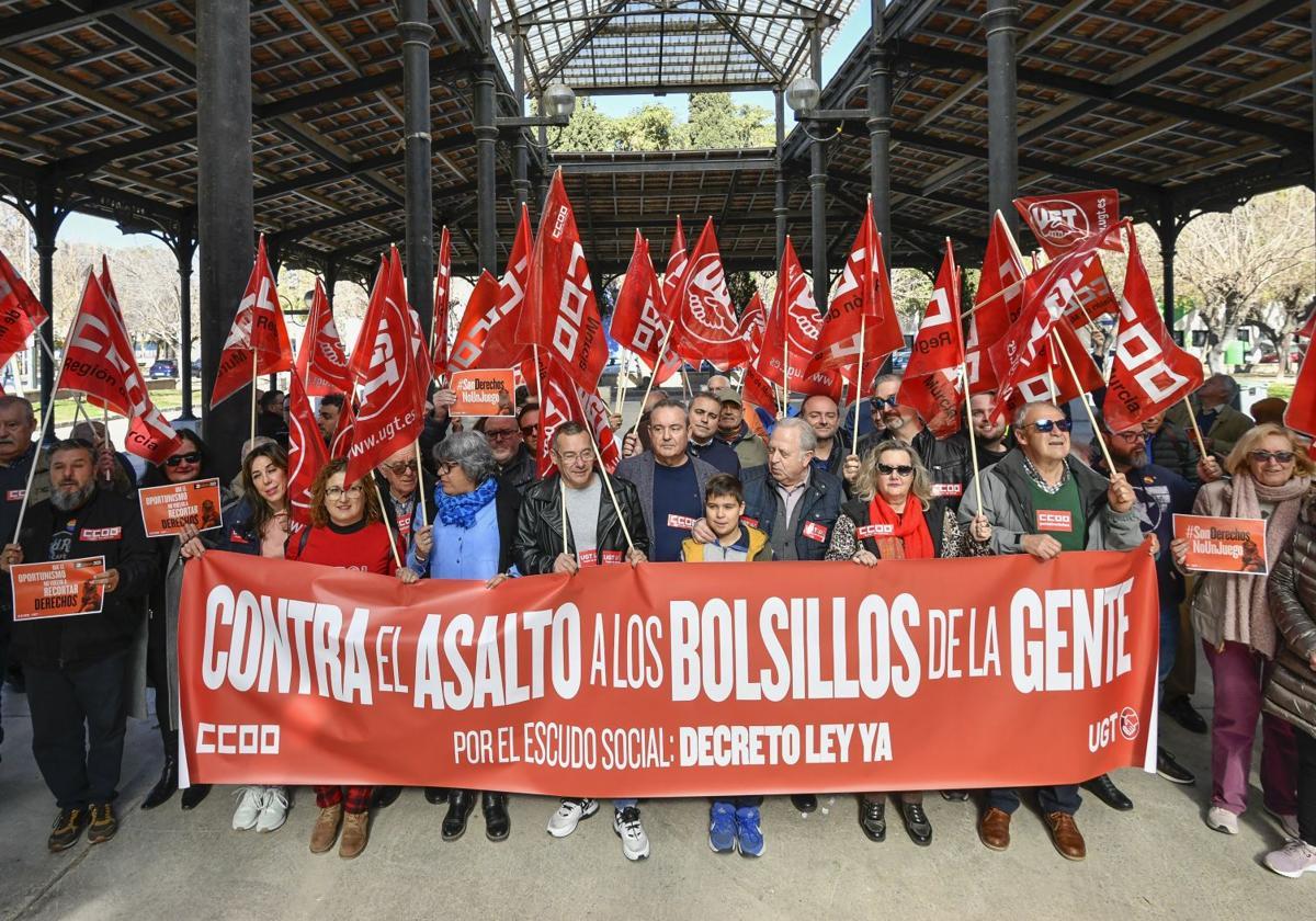 Manifestantes en la protesta convocada en Murcia, en la pérgola de San Basilio.