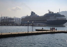 Dos trasatlánticos, con los motores funcionando durante su atraque en el muelle de cruceros Juan Sebastán Elcano.