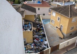 El chalé de la calle Naranjo de Bulnes, rodeado de residuos y chatarra.