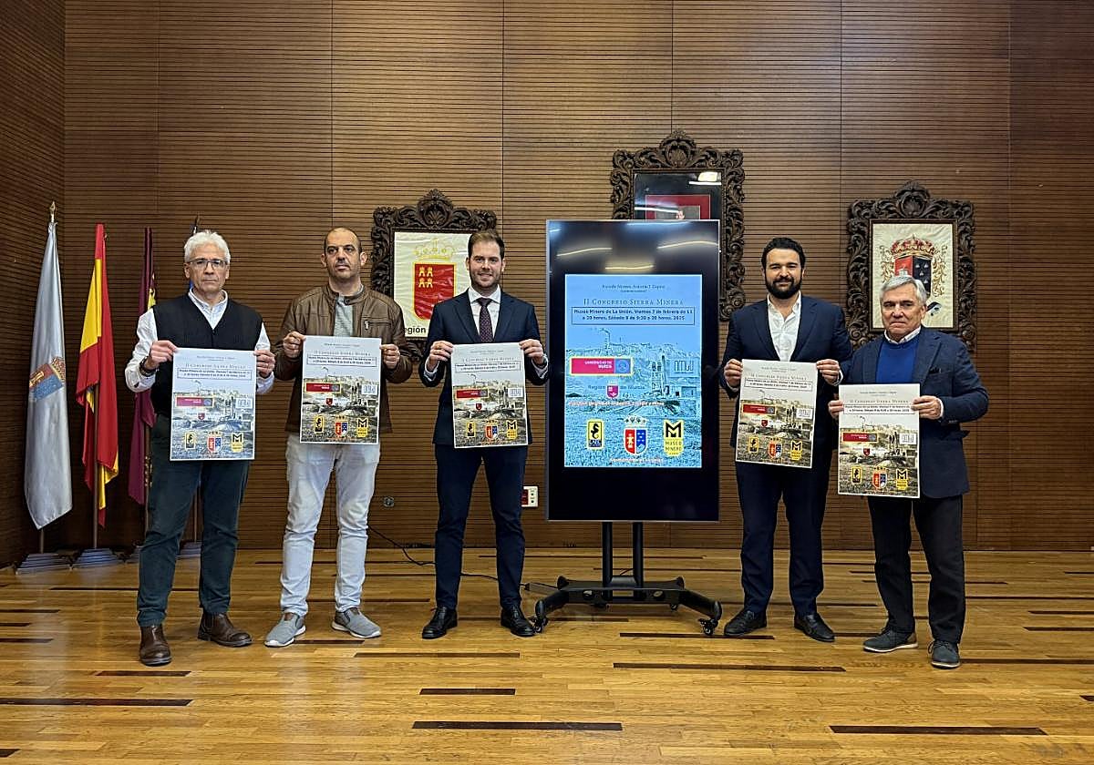 Autoridades y organizadores del congreso, en el salón de plenos.
