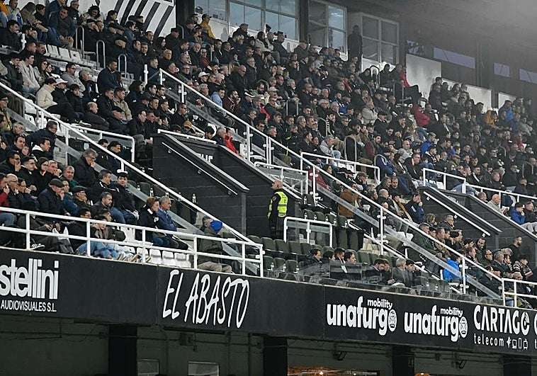 Imagen del palco del Cartagonova, este domingo, sin Belmonte, Breis ni ningún miembro de la directiva.