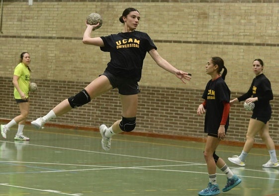 Jugadoras del UCAM Balonmano, deporte en auge en la Región, durante un entrenamiento.