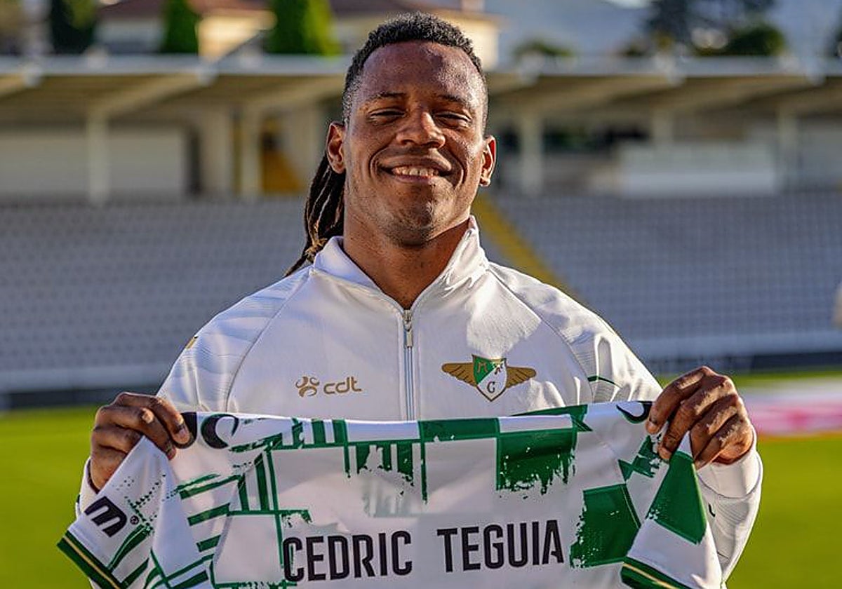 Cedric Teguía posa este lunes con la camiseta del Moreirense menos de 24 horas después de defender los colores del Cartagena.
