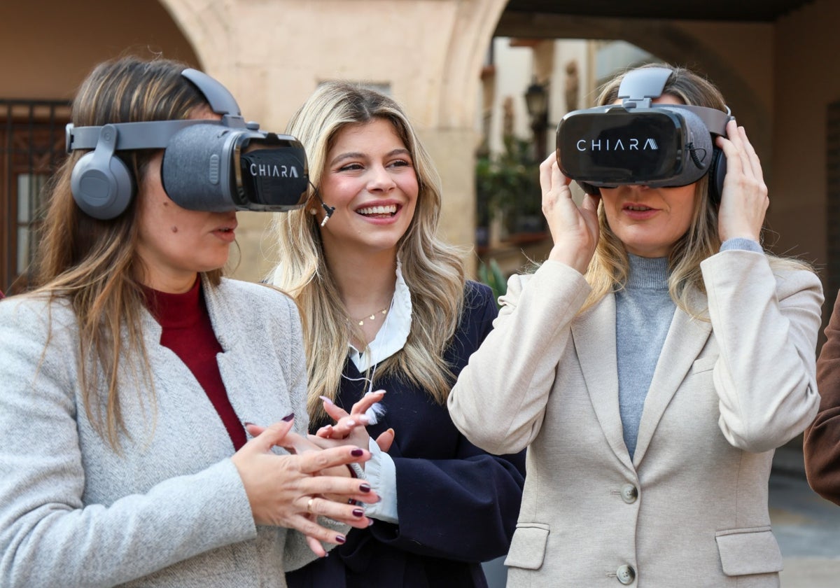 La representante de Astrade, Conchi Ruiz, y la concejala de Festejos, María de las Huertas García, prueban las gafas de realidad virtual ante la concejala de Oenegés, Belén Díaz.