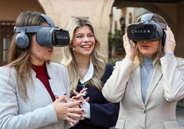 La representante de Astrade, Conchi Ruiz, y la concejala de Festejos, María de las Huertas García, prueban las gafas de realidad virtual ante la concejala de Oenegés, Belén Díaz.