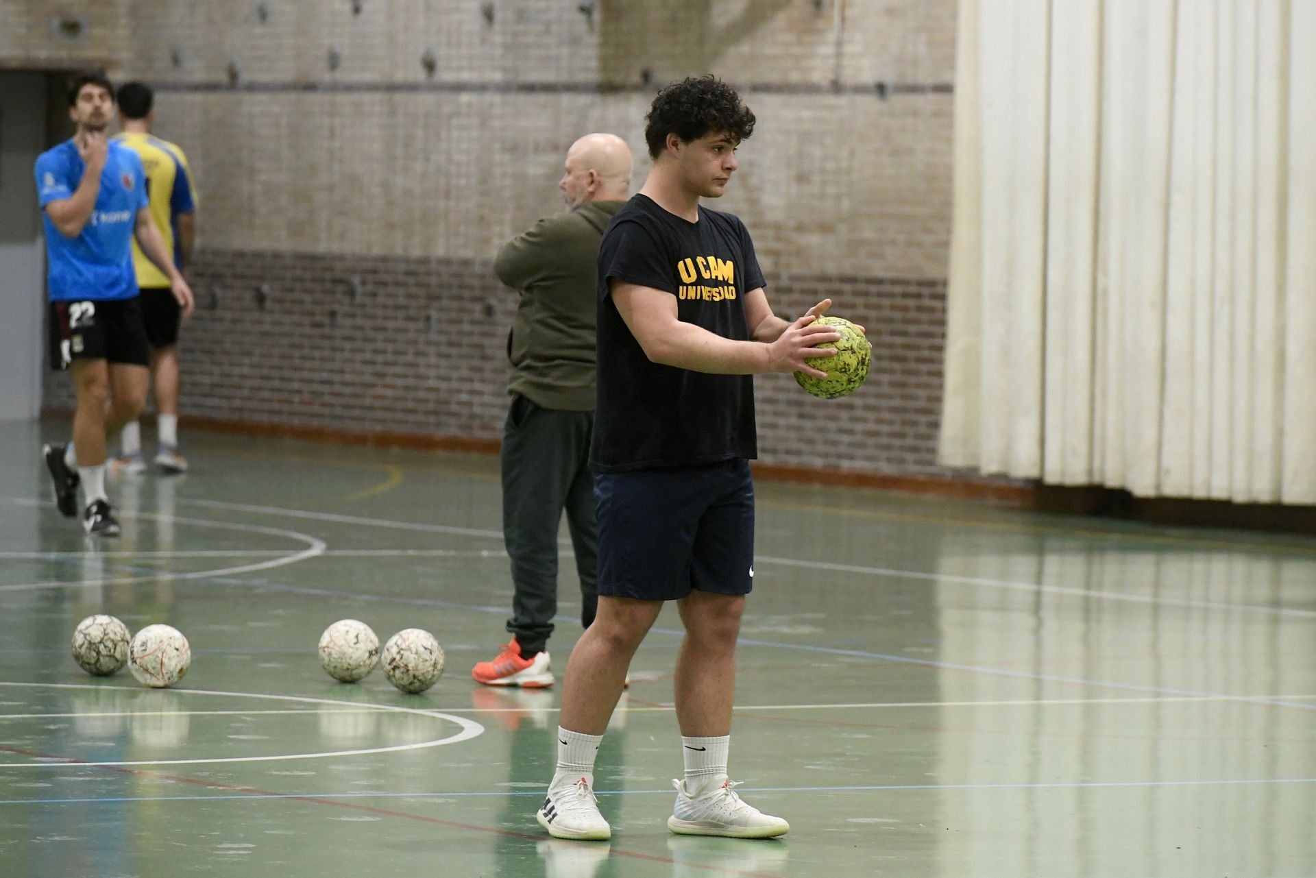 Entrenamiento del UCAM Balonmano, en imágenes