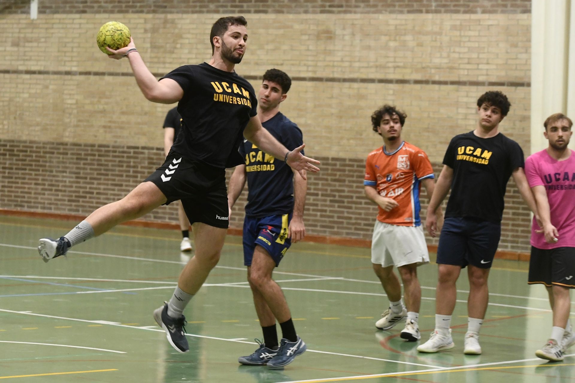 Entrenamiento del UCAM Balonmano, en imágenes