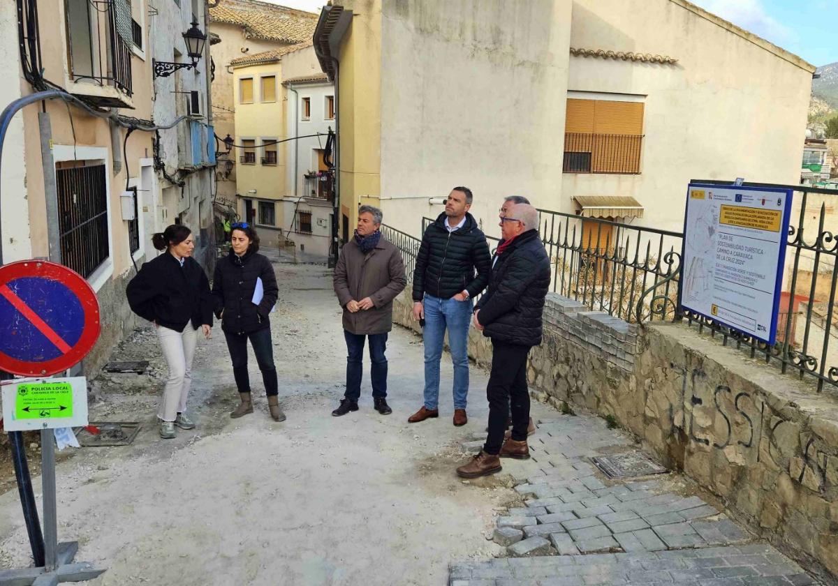 El alcalde de Caravaca, a la derecha, comprueba el inicio de las obras.