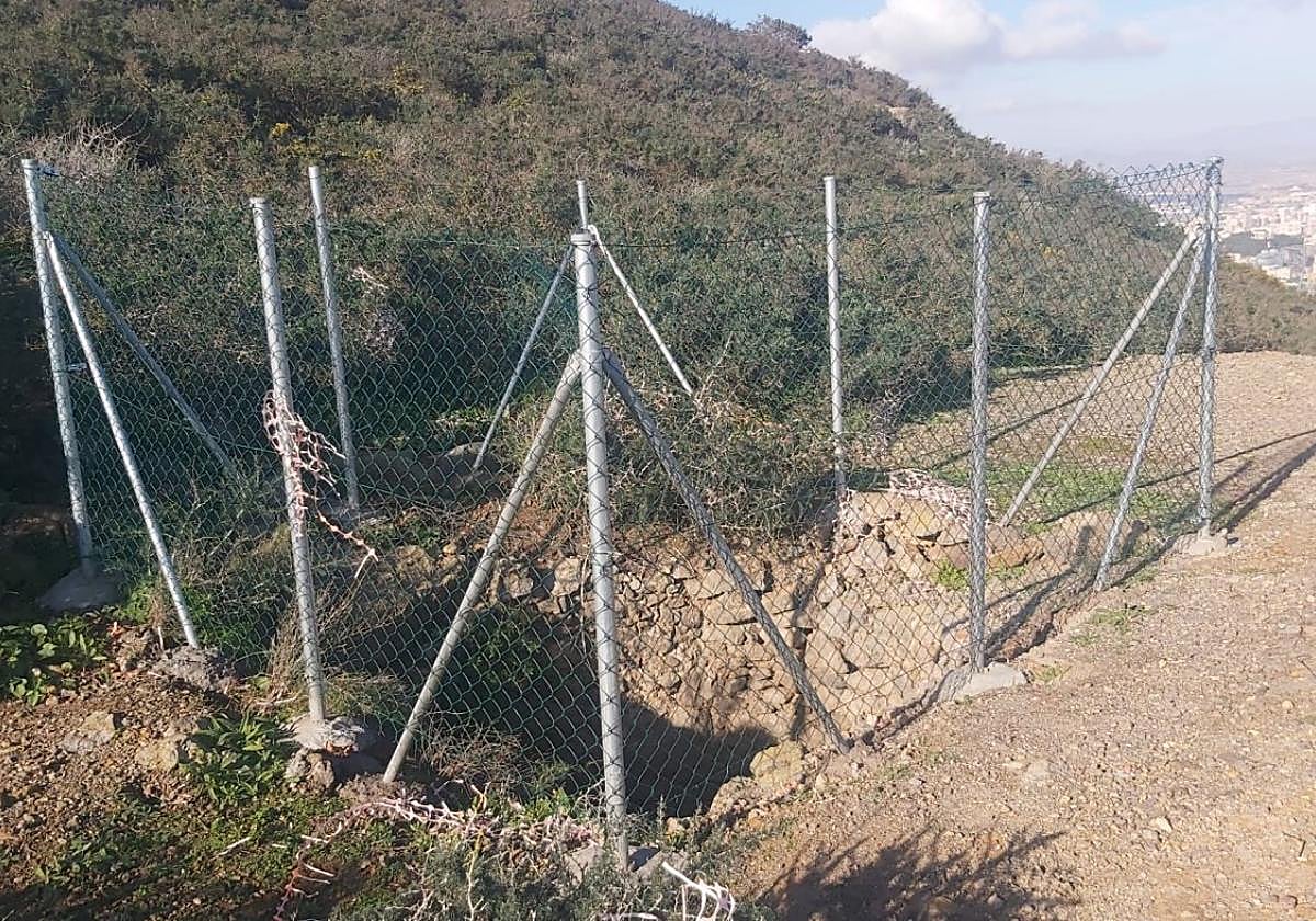Uno de los pozos que ha sido vallado para evitar accidentes.