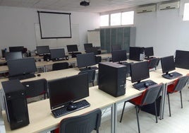 Aula de Grupo Método equipada con equipos informáticos.