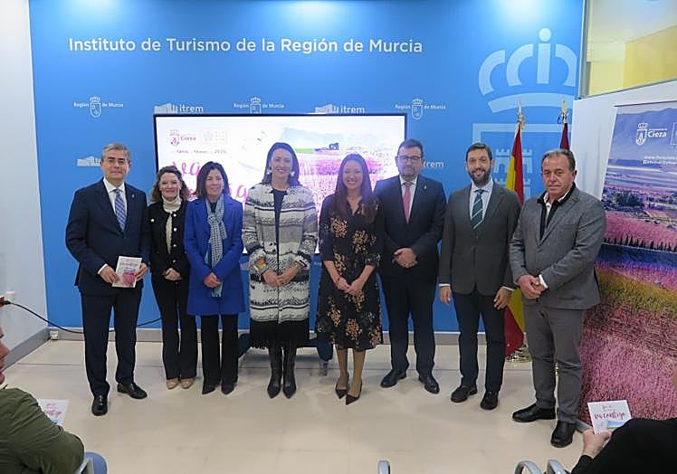 La consejera de Turismo, Carmen Conesa, y el alcalde de Cieza, Tomás Rubio, durante la presentación este martes del programa.