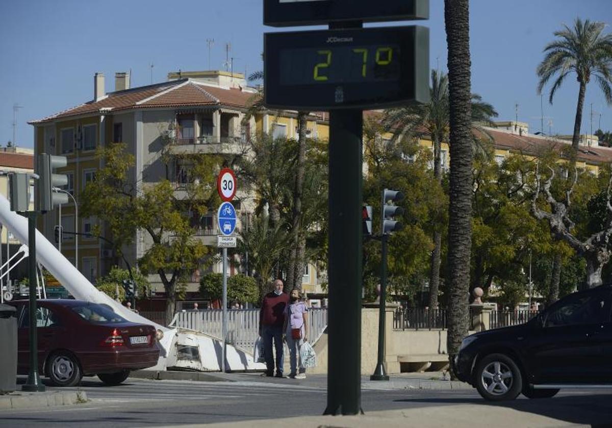 Un termómetro marca 27 grados en pleno centro de Murcia. Esta fue la temperatura máxima registrada en enero.