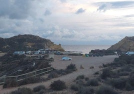 El parking de La Carolina, en Cuatro Calas (Águilas), en primer término despejado de autocaravanas.