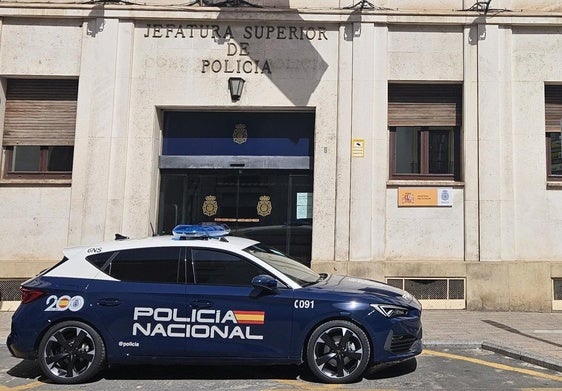 Un vehículo de la Policía Nacional en la Comisaria del Carmen.