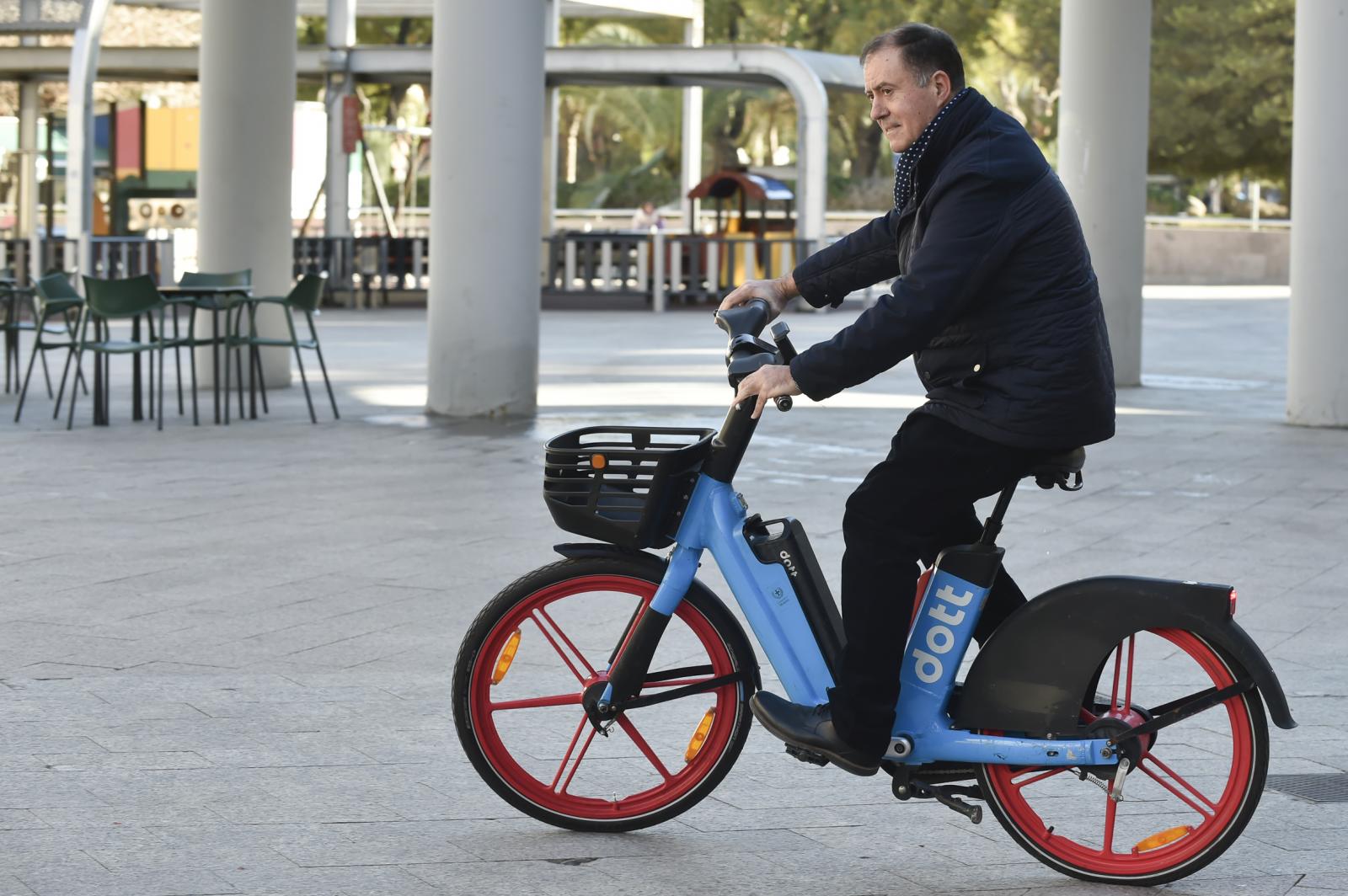 Las imágenes del estreno de las bicicletas eléctricas de alquiler en Murcia