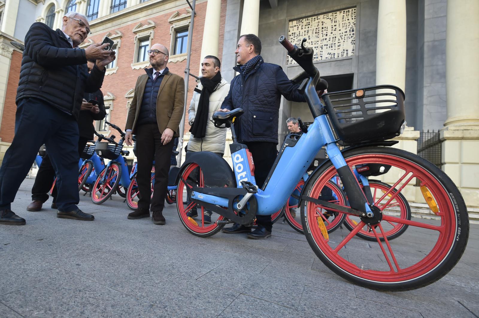 Las imágenes del estreno de las bicicletas eléctricas de alquiler en Murcia