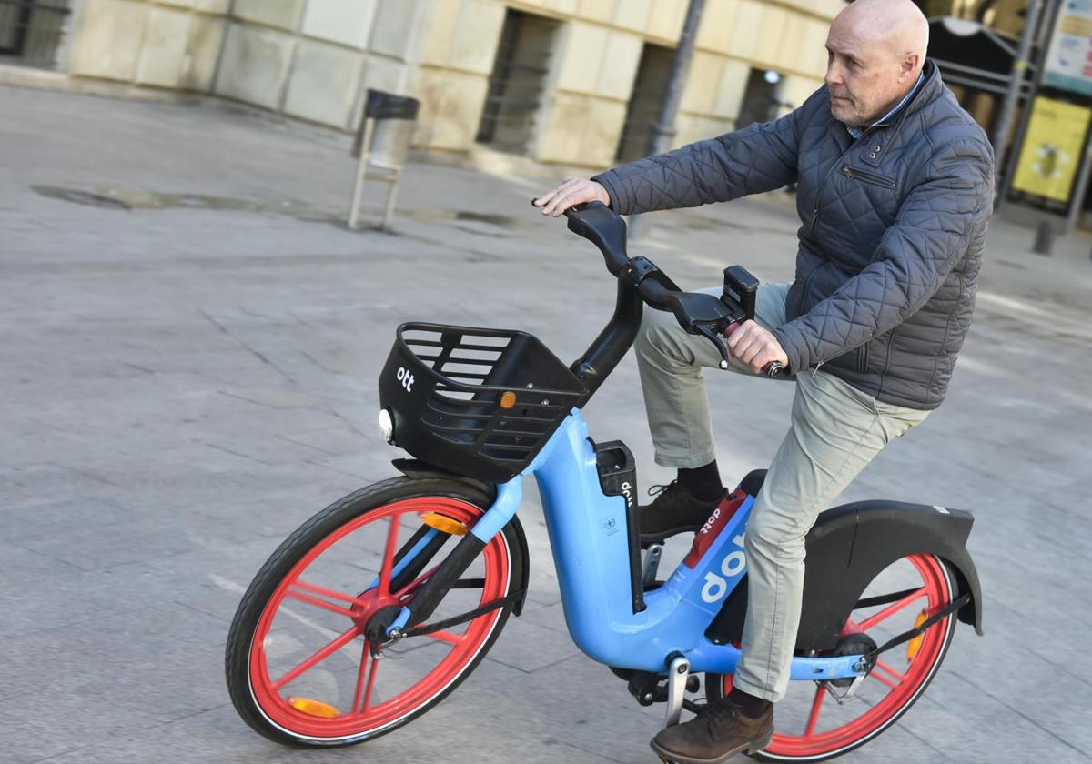 Las imágenes del estreno de las bicicletas eléctricas de alquiler en Murcia