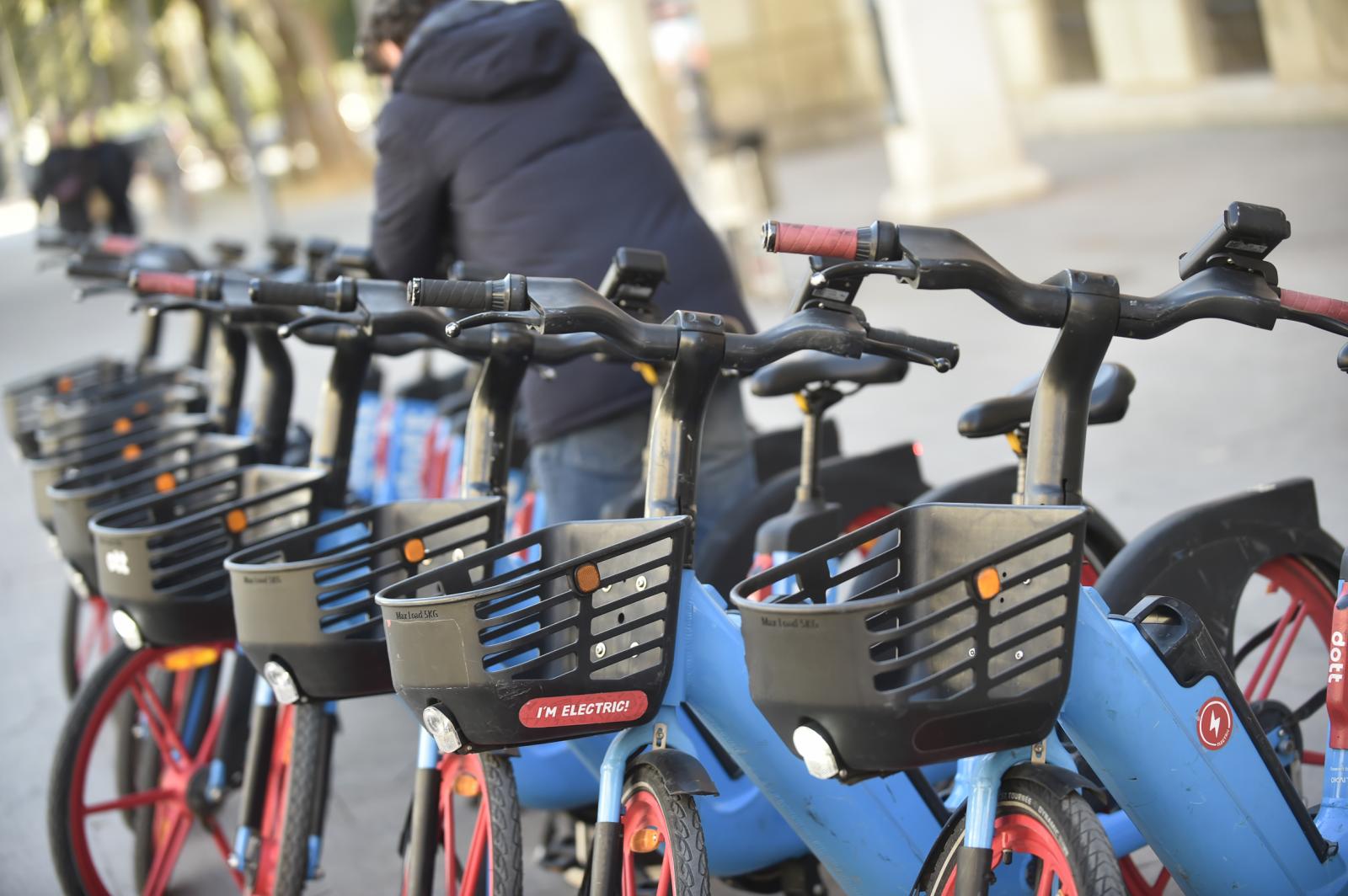 Las imágenes del estreno de las bicicletas eléctricas de alquiler en Murcia