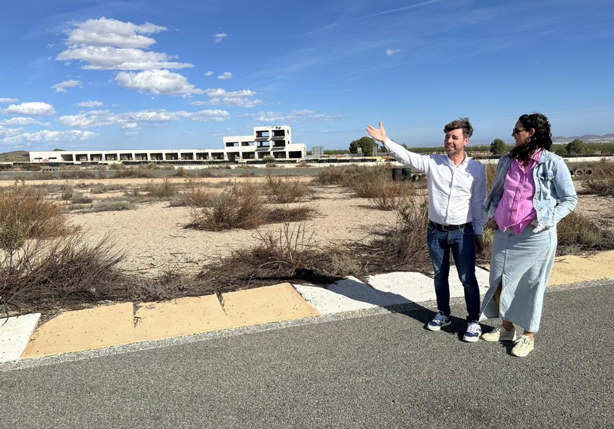 La alcaldesa de Fuente Álamo y el director general de Deportes, durante una visita al circuito el pasado año.