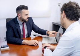 Álvaro Prieto atendiendo a un cliente.