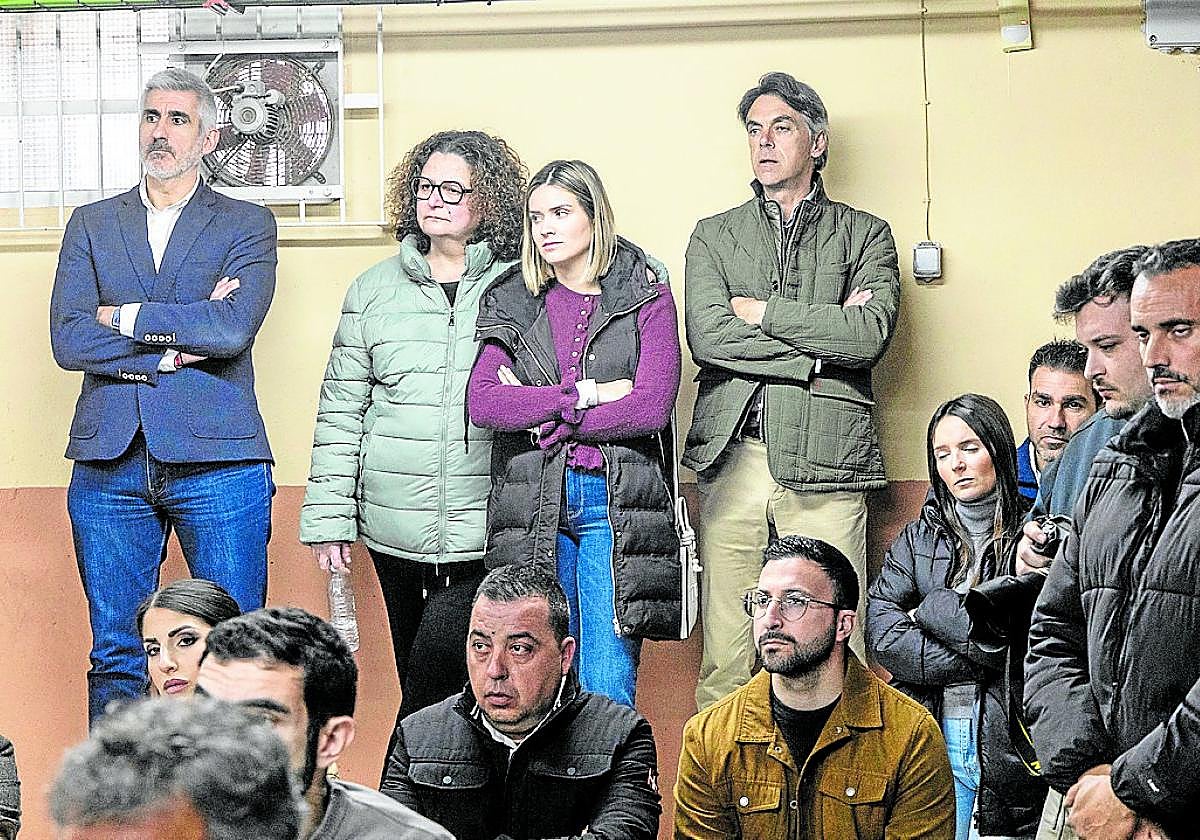 Familiares, empleados y directivos, ayer, acompañando al presidente en su comparecencia ante los medios.