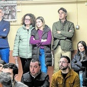 Policías, vigilantes, familiares y caras largas en la sala de prensa