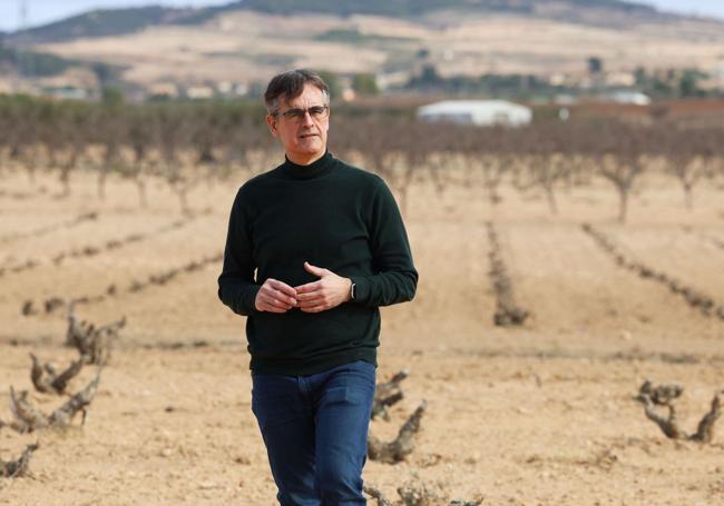 Silvano García pasea por unos viñedos próximos a su bodega.