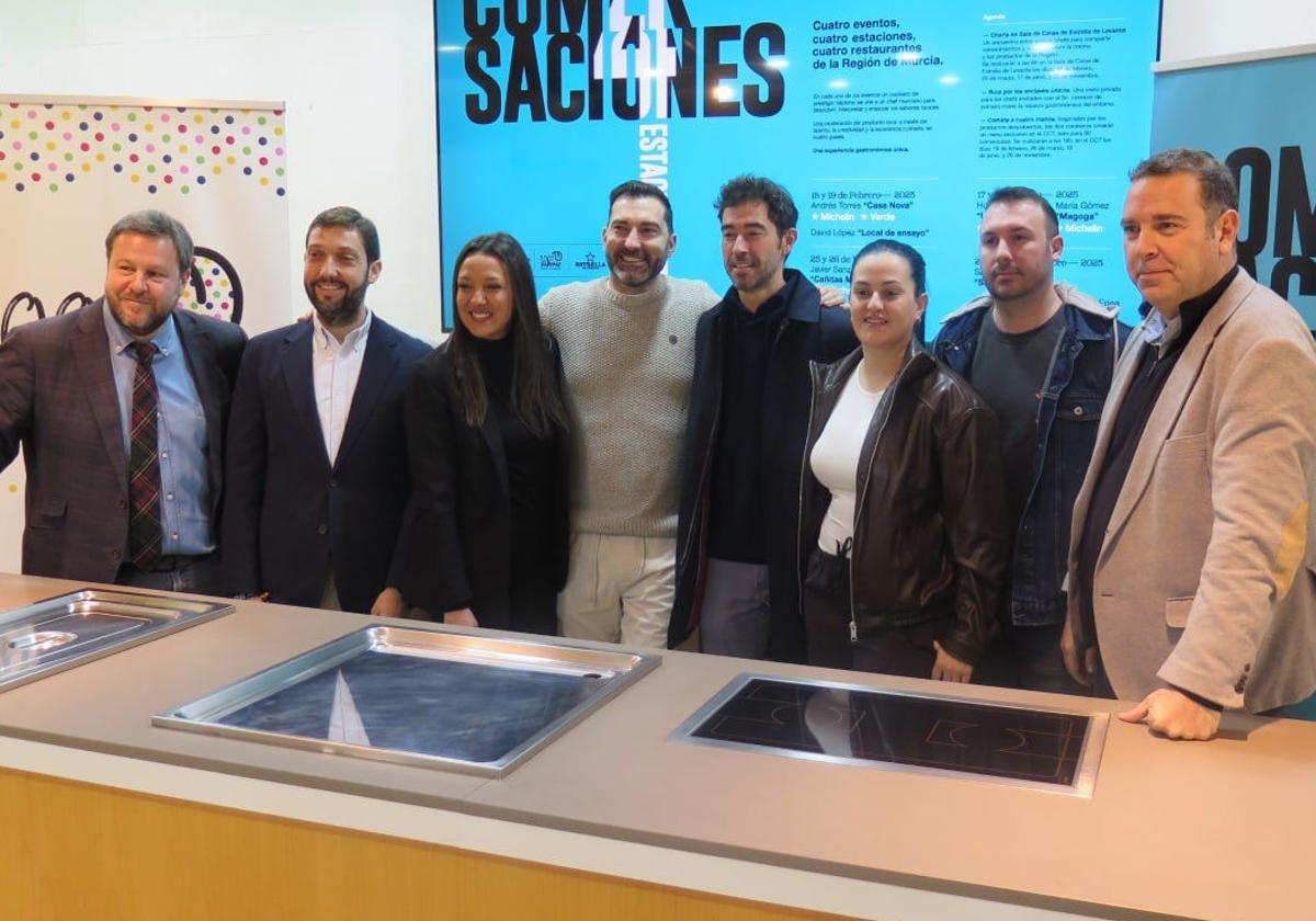 La consejera Carmen Conesa, con participantes en el acto de presentación de 'Comersaciones'.