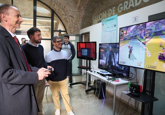 El rector y el concejal jugando a Mario Karts junto a Joaquín Cruces, organizador del evento.