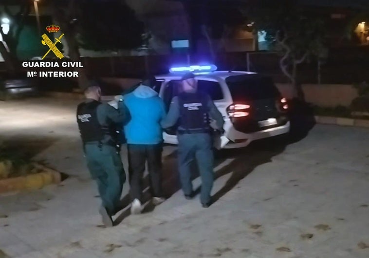 Dos agentes trasladan al hombre detenido por exhibicionismo en Cartagena.