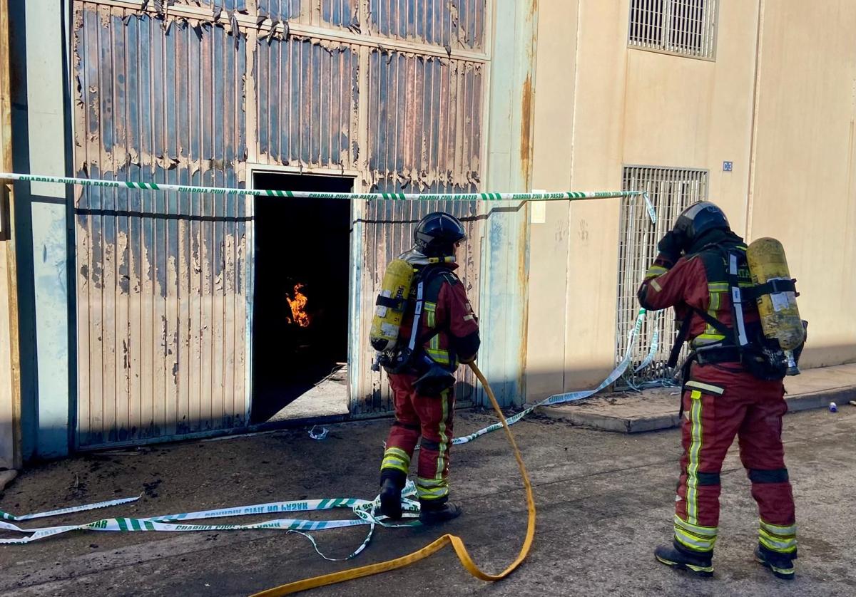 Los bomberos, este miércoles, trabajando en el incendio.