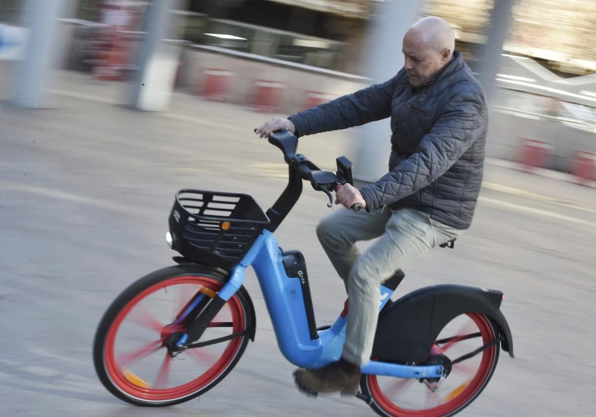 Un usuario, este miércoles, con las nuevas bicicletas eléctricas de alquiler de Murcia.