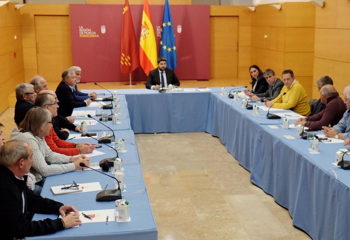 El Consejo Rector de Fecoam, durante la reunión con López Miras en San Sebastián.