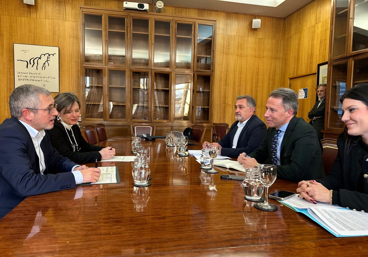 El secretario de Estado de medio Ambiente y la directora general del Agua (i) durante su reunión con el alcalde y los concejales de Pedanías y Urbanismo.