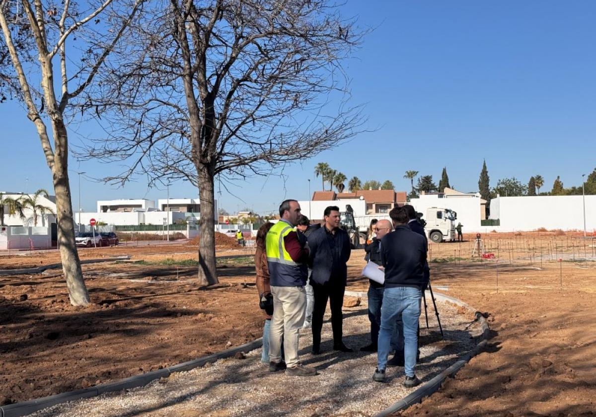 Autoridades y técnicos, ayer, durante la visita a las obras.