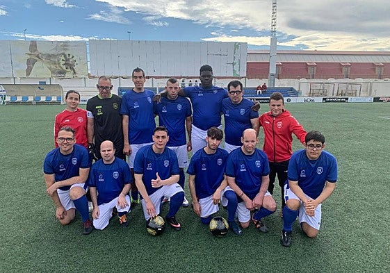 Aidemar EF Mar MenorLos jugadores posan sobre el césped de El Pitín en la primera jornada de liga.