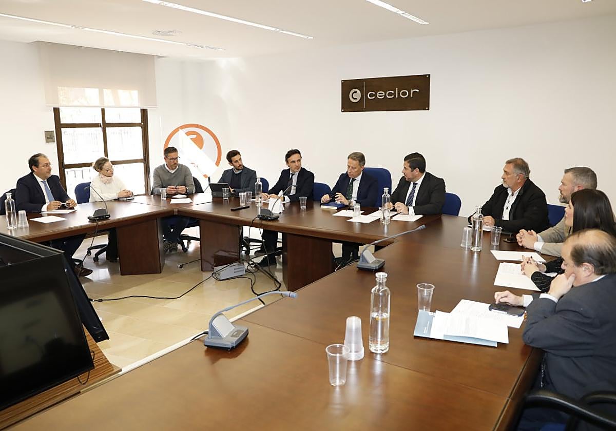 Encuentro del consejero con la patronal y el alcalde, ayer.