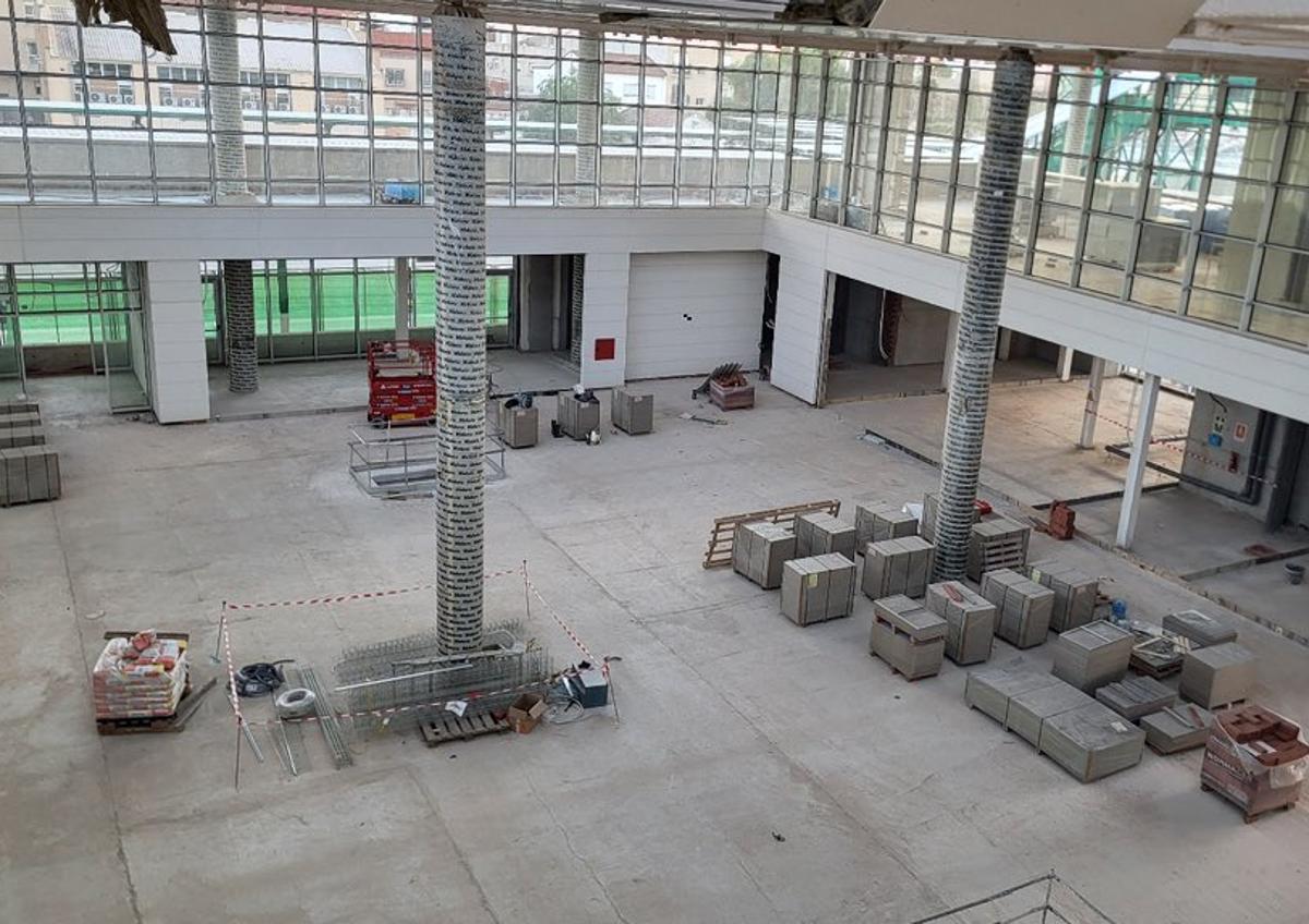 Imagen secundaria 1 - Obras de montaje de las vías y acabado de los andenes en la nueva estación soterrada de Murcia del Carmen.