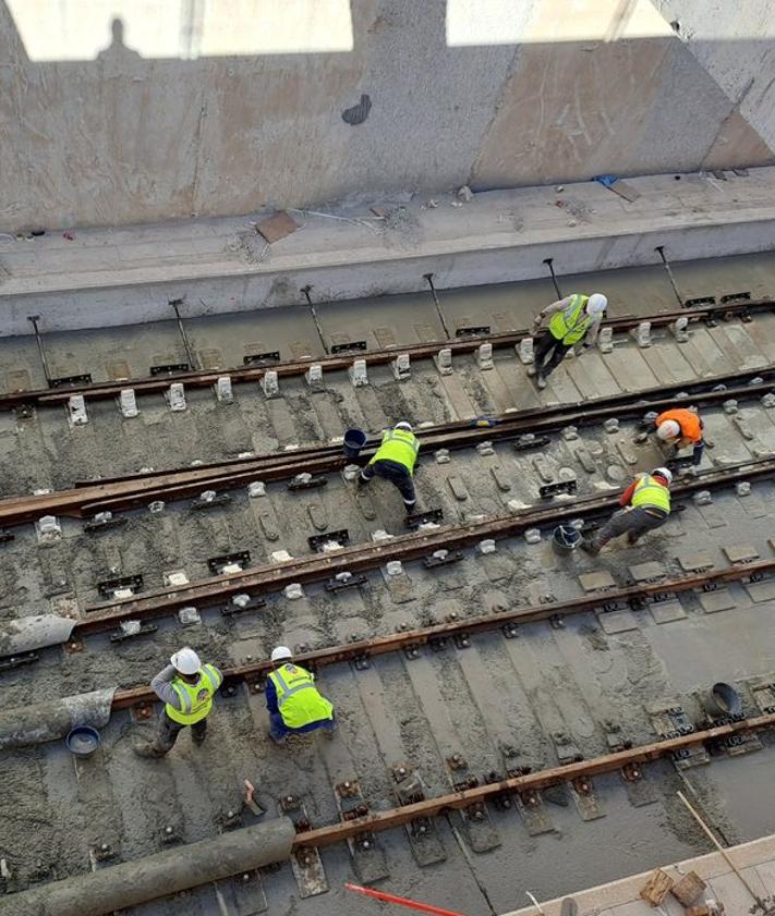 Imagen secundaria 2 - Obras de montaje de las vías y acabado de los andenes en la nueva estación soterrada de Murcia del Carmen.