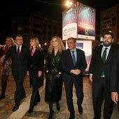 Las autoridades, a su llegada a la gala celebrada en el Teatro Romea.