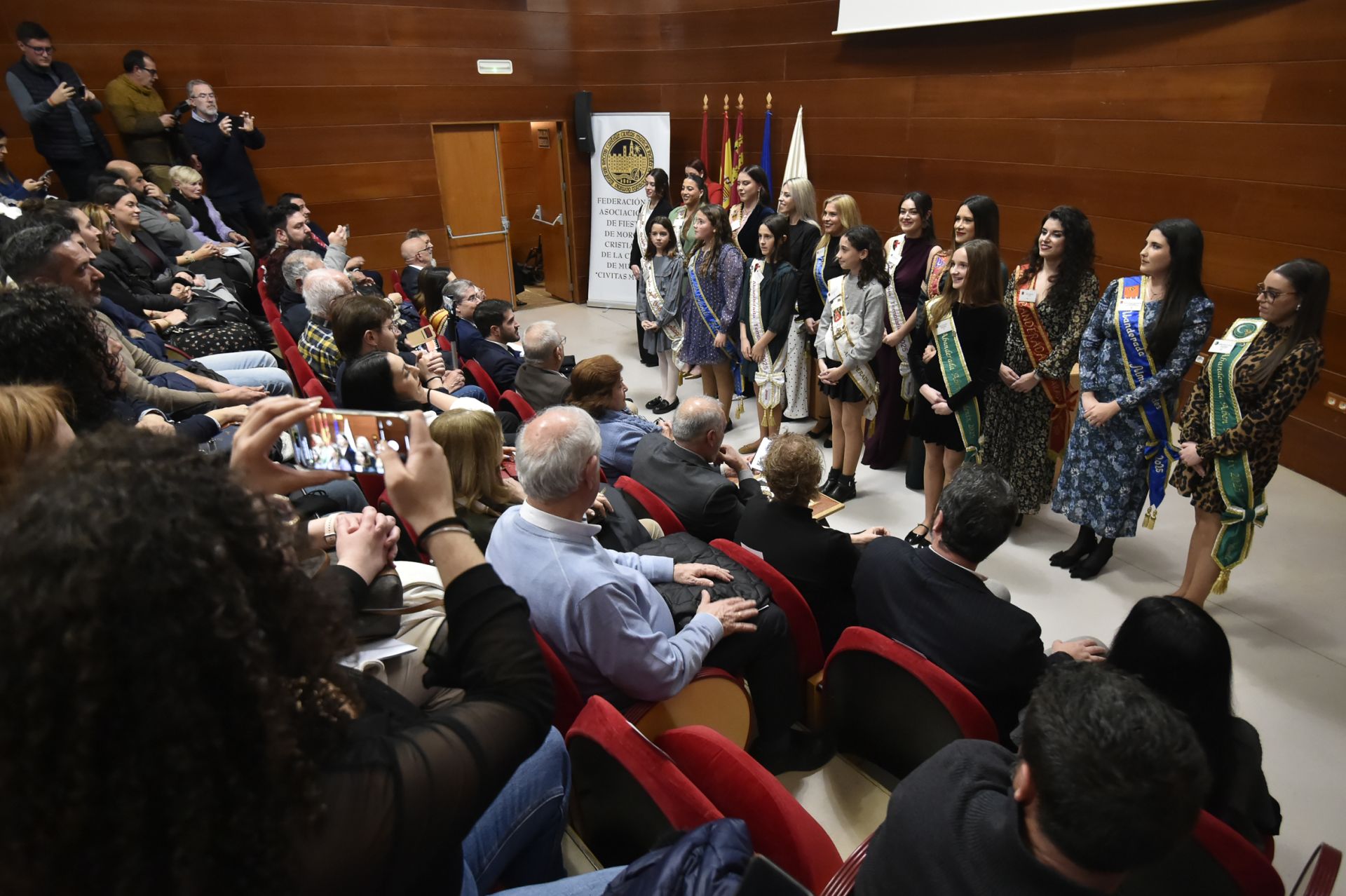 Presentación de las candidatas a abanderadas de Moros y Cristianos de Murcia, en imágenes