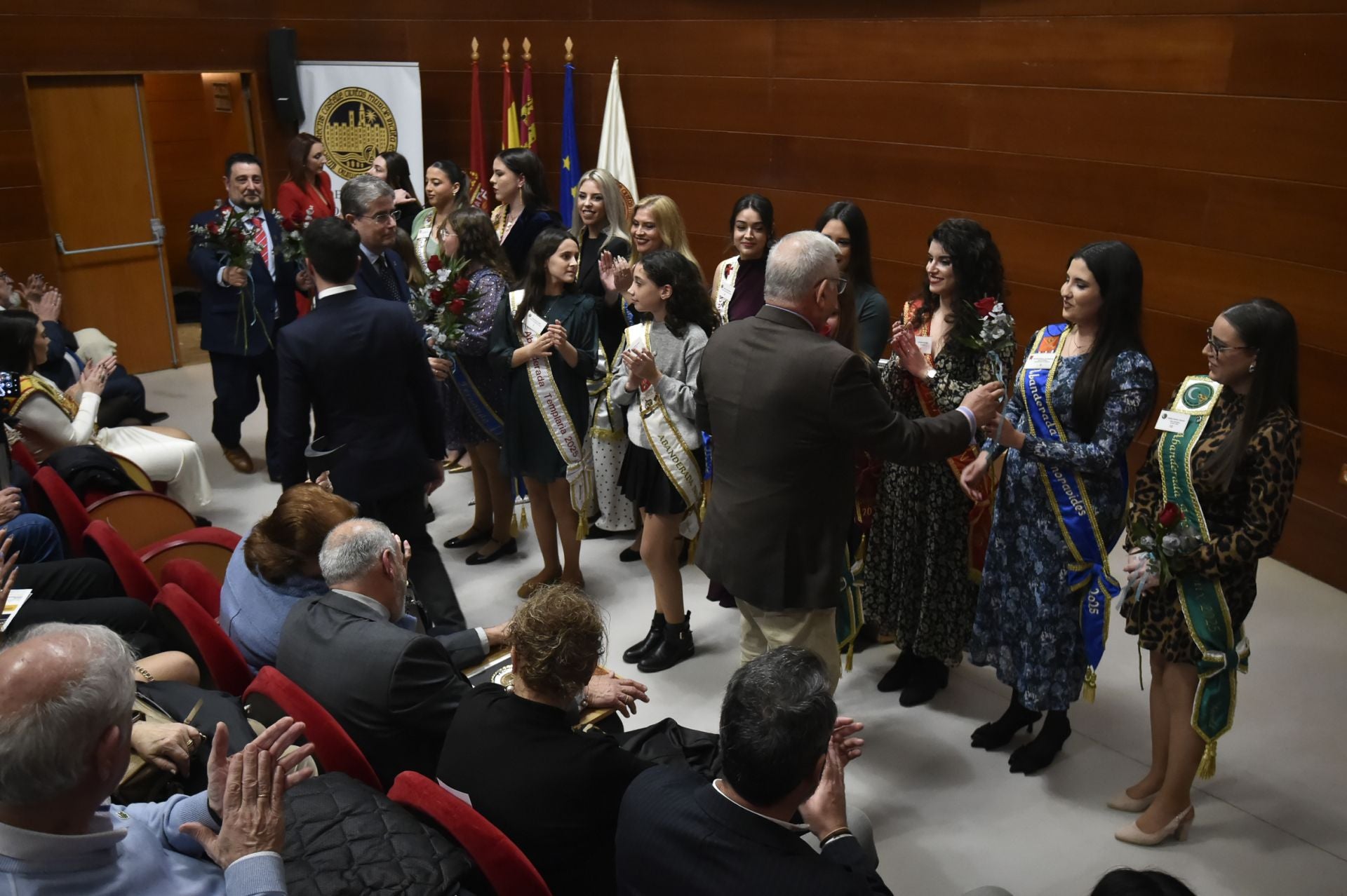 Presentación de las candidatas a abanderadas de Moros y Cristianos de Murcia, en imágenes