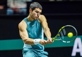 Carlos Alcaraz golpea de revés, en un partido del ATP 500 de Róterdam.