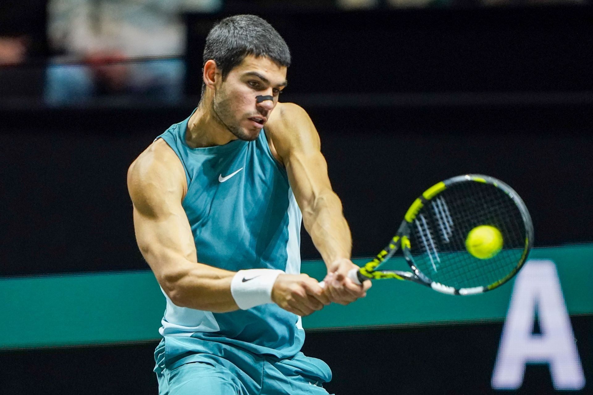 Carlos Alcaraz golpea de revés, en un partido del ATP 500 de Róterdam.