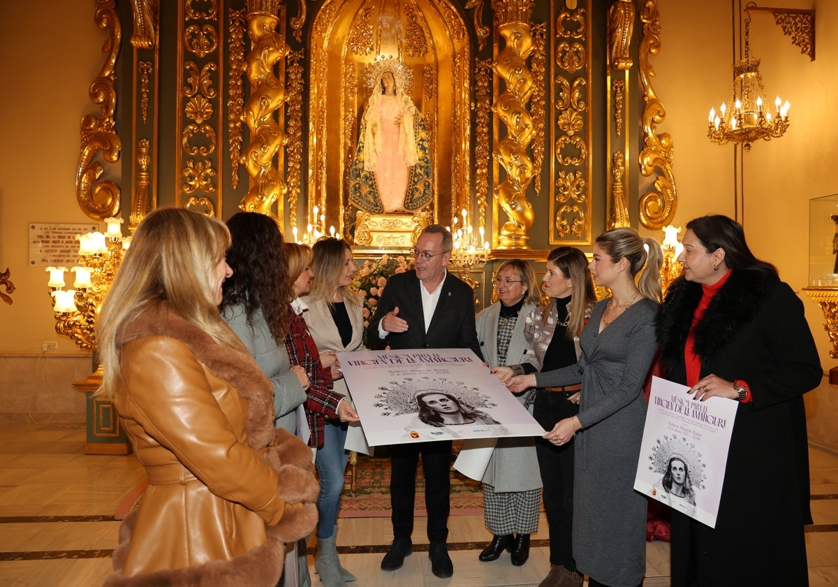 Ramón Mateos y concejalas durante la presentación del concierto ante la Virgen de la Amargura.