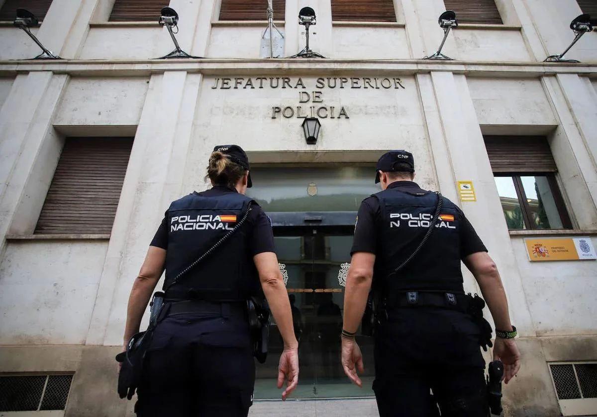 Agentes de la Policía Nacional entrando a la comisaría de Murcia.