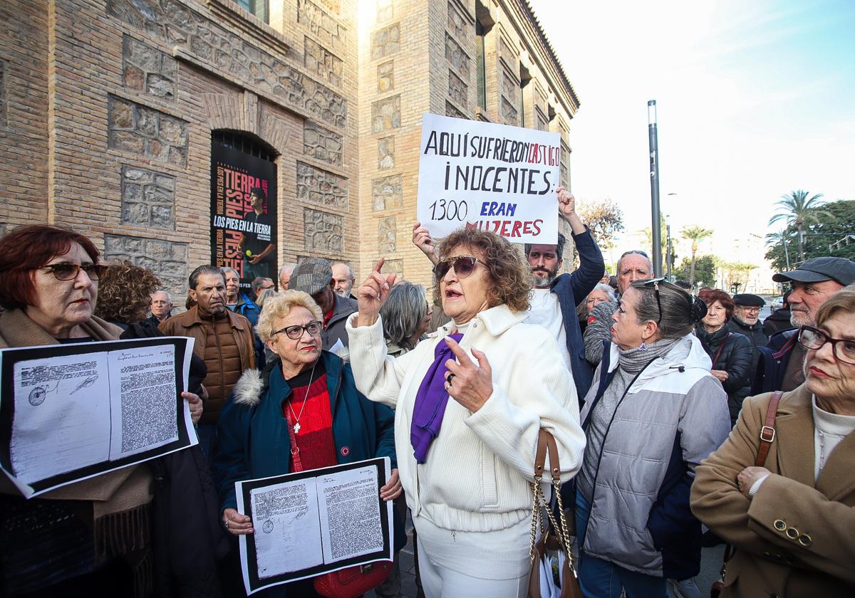 Manifestantes, en la protesta convocada este viernes frente a la Cárcel Vieja.