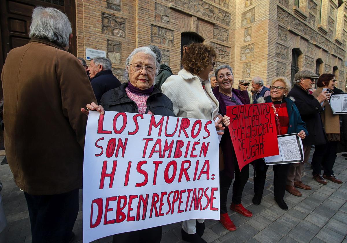 Imagen principal - Los manifestantes, frente a la Cárcel Vieja este viernes. 